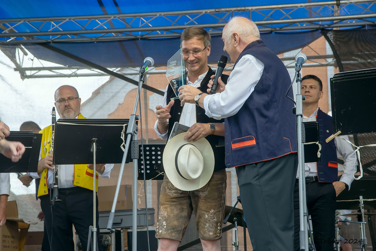 Plaketu G. Sulyokovi přiveze do Rakouska Andreas Schindl